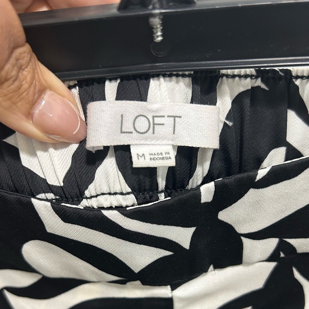 LOFT Pleated Pull-On Abstract Print Wide-Leg Pants - Picture 6 of 8